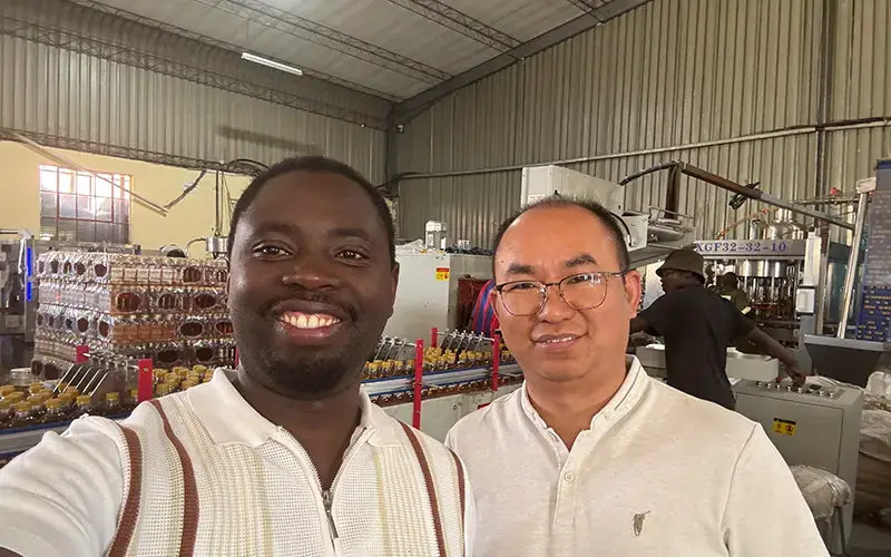Visita de seguimiento técnico en septiembre de 2026 mostrando la embotelladora de licores en PET en Hudson Whiskey Zimbabue