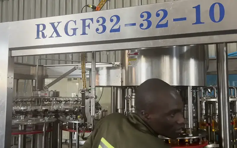 Visita de seguimiento en septiembre de 2026 mostrando la máquina en funcionamiento en Zimbabue